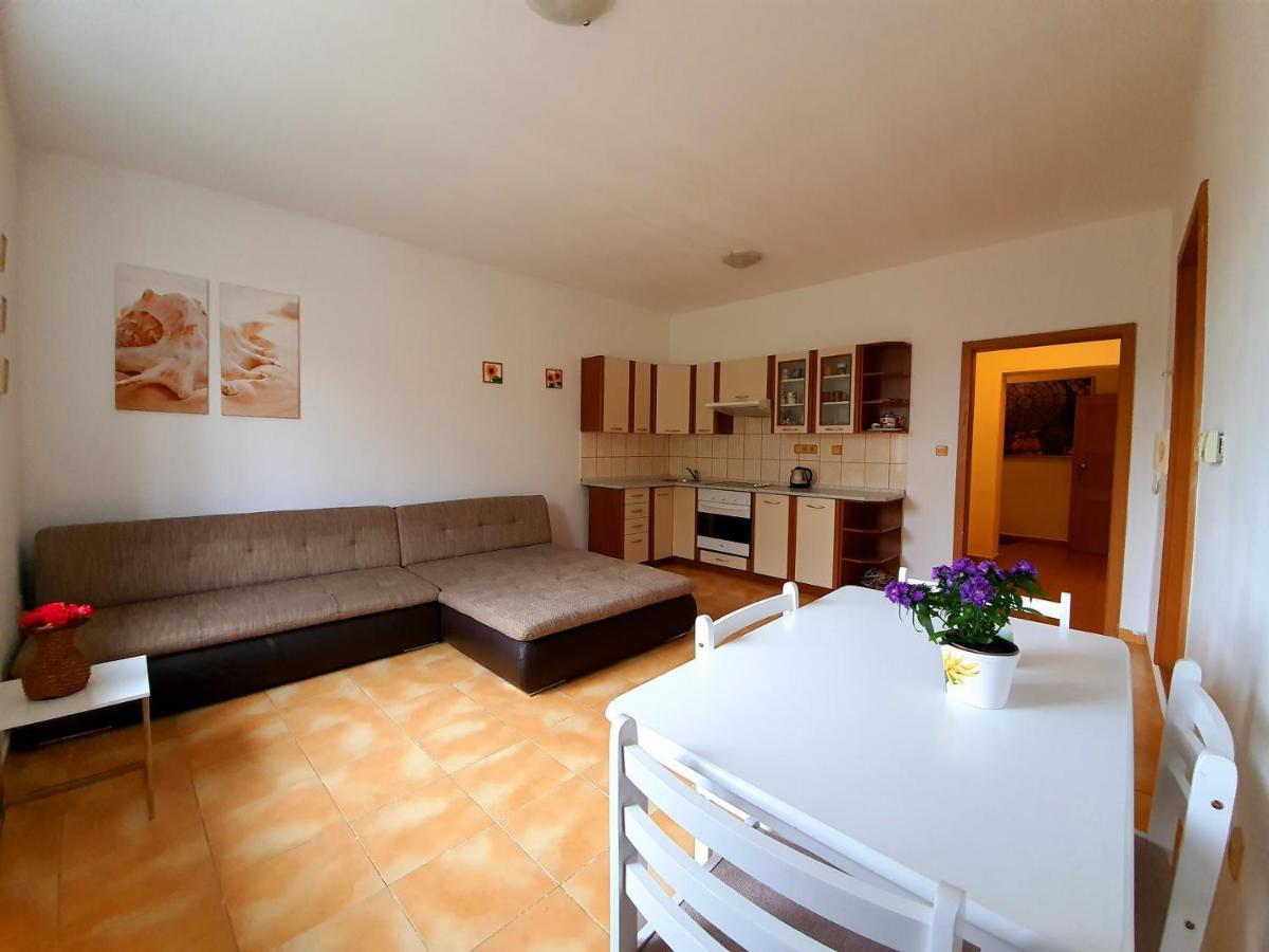 Apartman U Slunecnice Husinetz Exteriör bild